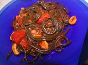 Una foto de pasta con tinta calamar