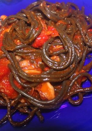 Foto principal de Espaguetis negros con calamares troceados