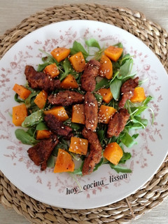 Una foto de Ensalada templada de calabaza y pollo marinado