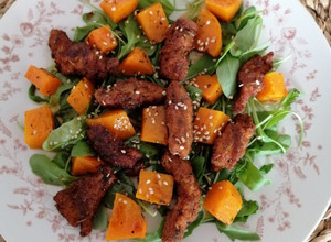 Foto principal de Ensalada templada de calabaza y pollo marinado