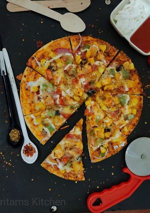 थिन क्रस्ट पनीर पिज़्ज़ा (Thin Crust paneer pizza recipe in hindi) रेसिपी मुख्य फोटो
