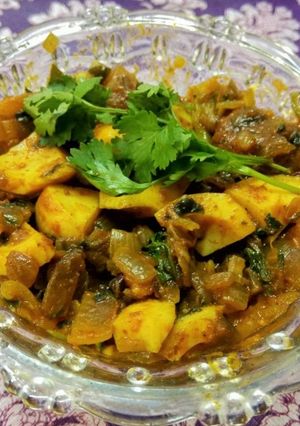 A picture of Boiled egg onion curry.