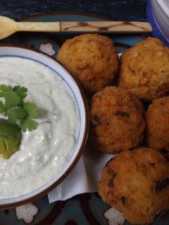 Una foto de Bolas de arroz con salsa verde