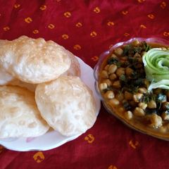 A picture of Chole puri.