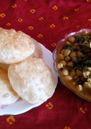 A picture of Chole puri.