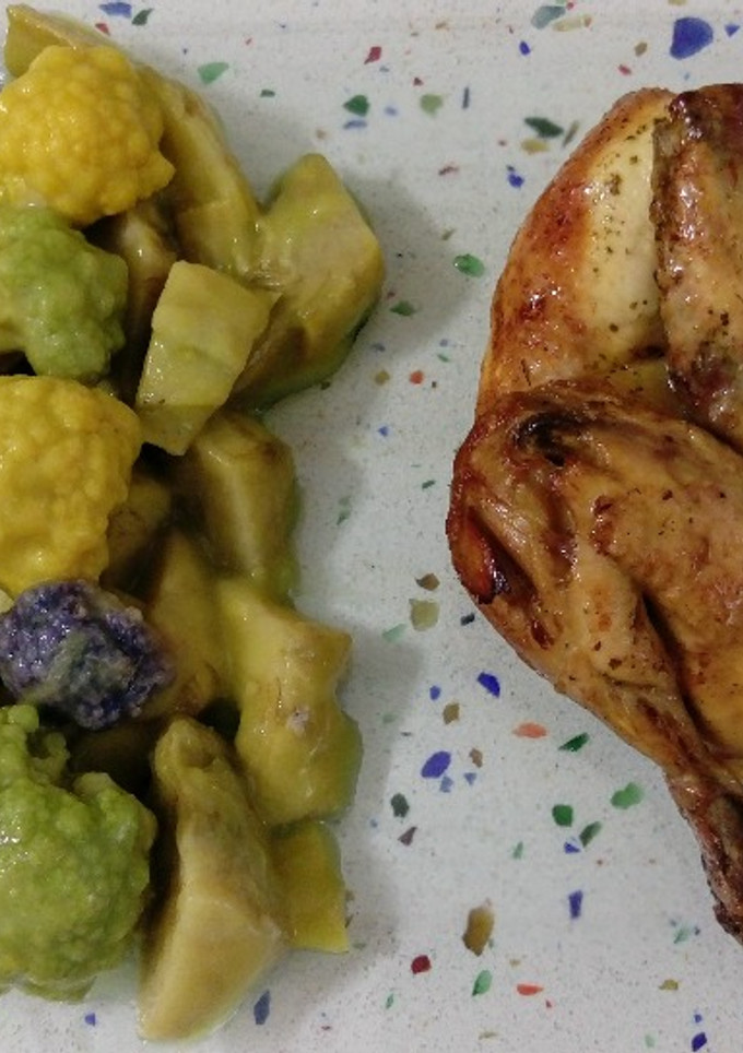 Una foto de Picantón asado con salteado de alcachofas y mini coliflores de colores