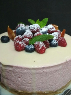 Una foto de Tarta mousse de fresa con chocolate blanco