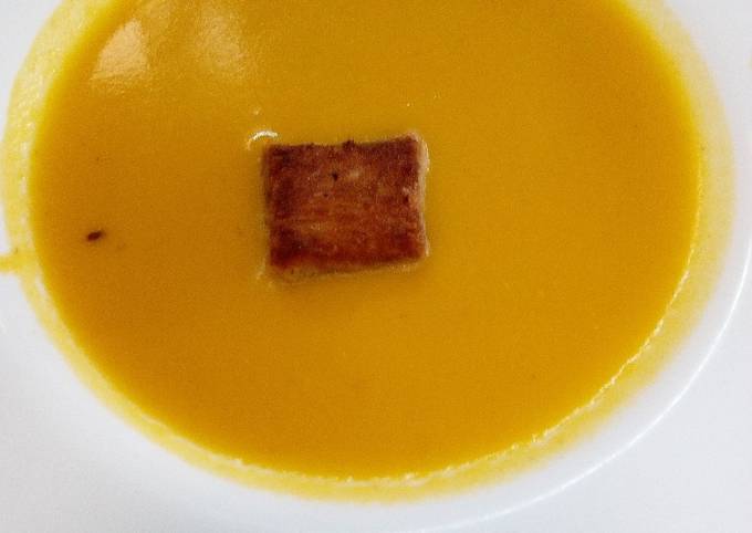 Carrot soup and croûton