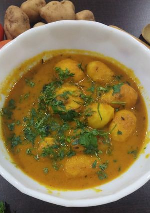 A picture of Roasted baby potatoes gravy.