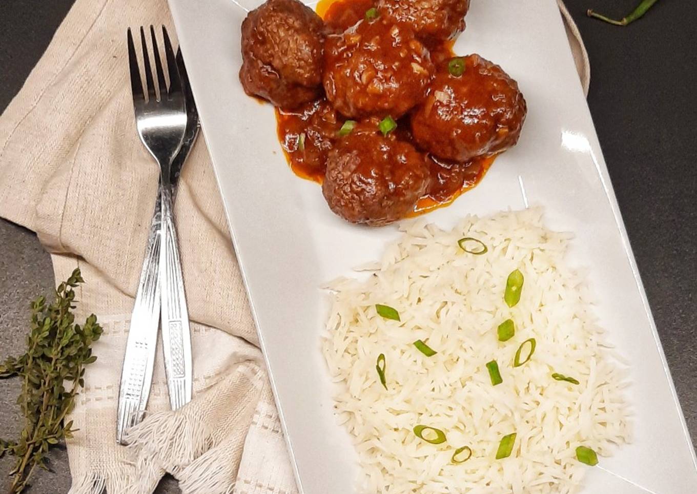 Meatballs in tomato and red wine sauce