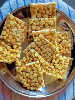 દાળિયા ની ચીકી (Daliya Chiki Recipe In Gujarati) રેસીપી મુખ્ય ફોટો