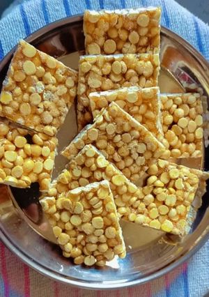 દાળિયા ની ચીકી (Daliya Chiki Recipe In Gujarati) રેસીપી મુખ્ય ફોટો
