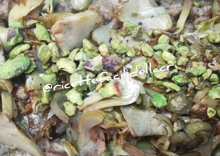 Ragù bianco di agnello carciofi e pistacchi tostati