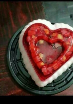 Una foto de Gelatina en forma de corazón con fruta