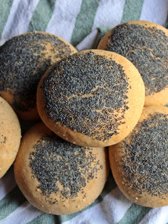 Una foto de Bollitos de pan con semilla de amapola
