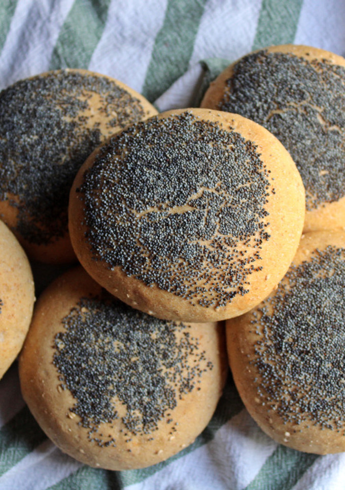 Una foto de Bollitos de pan con semilla de amapola
