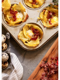 Una foto de Cestas de patata huevos codorniz y salchichón ibérico