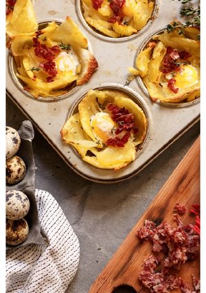 Una foto de Cestas de patata huevos codorniz y salchichón ibérico
