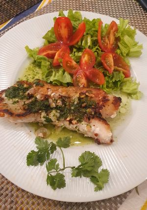 Una foto de Chernia con salsa de cilantro