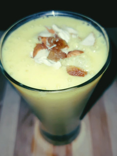 मैंगो लस्सी (Mango lassi recipe in hindi) रेसिपी मुख्य फोटो