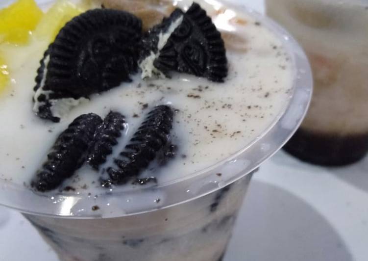 Bagaimana Menyiapkan Choco milk with toping oreo Anti Gagal