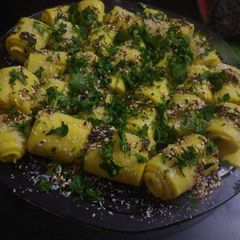 A picture of Khandvi.