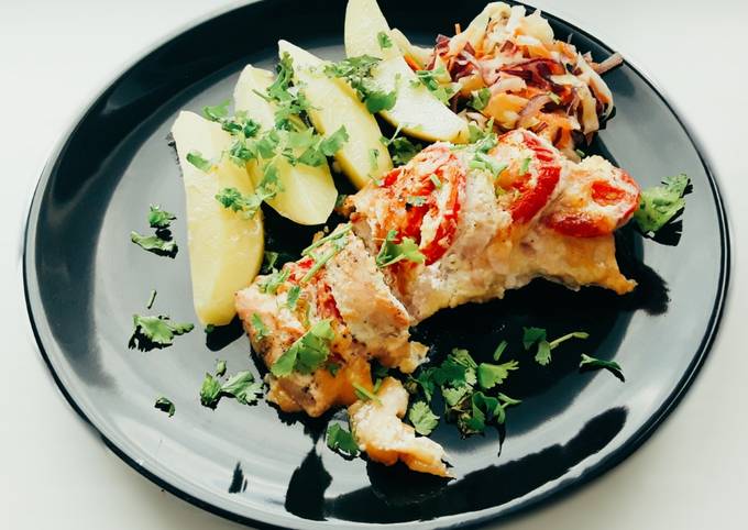 Куриная грудка с сыром, помидорами и сметаной пошаговый