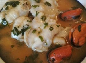 Una foto de Cocochas de bacalao en salsa de mejillones