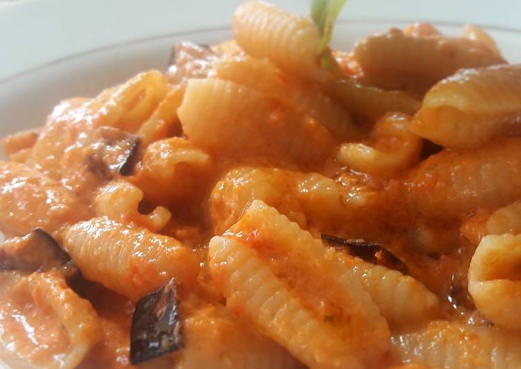 Pasta al pesto alla siciliana e melanzane