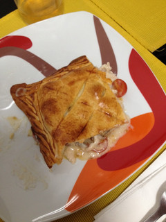 Una foto de Empanada de pollo,setas y cherry con bechamel