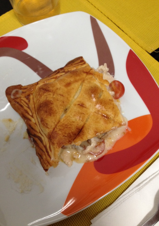 Una foto de Empanada de pollo,setas y cherry con bechamel