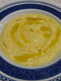 Una foto de Hummus de garbanzo y arroz vegano