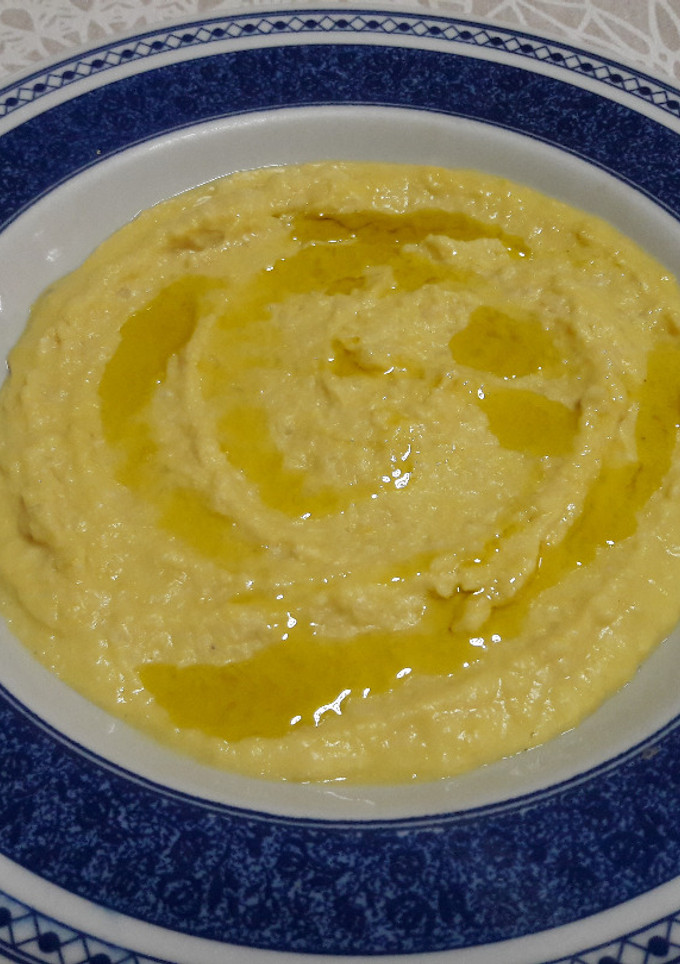 Una foto de Hummus de garbanzo y arroz vegano