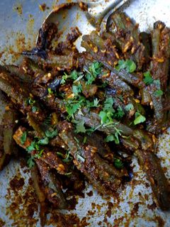 भरवा भेंडी (bharwa bhendi recipe in marathi) रेसिपी चे मुख्य फोटो