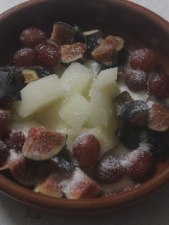 Una foto de Postre de melón, uvas y brevas