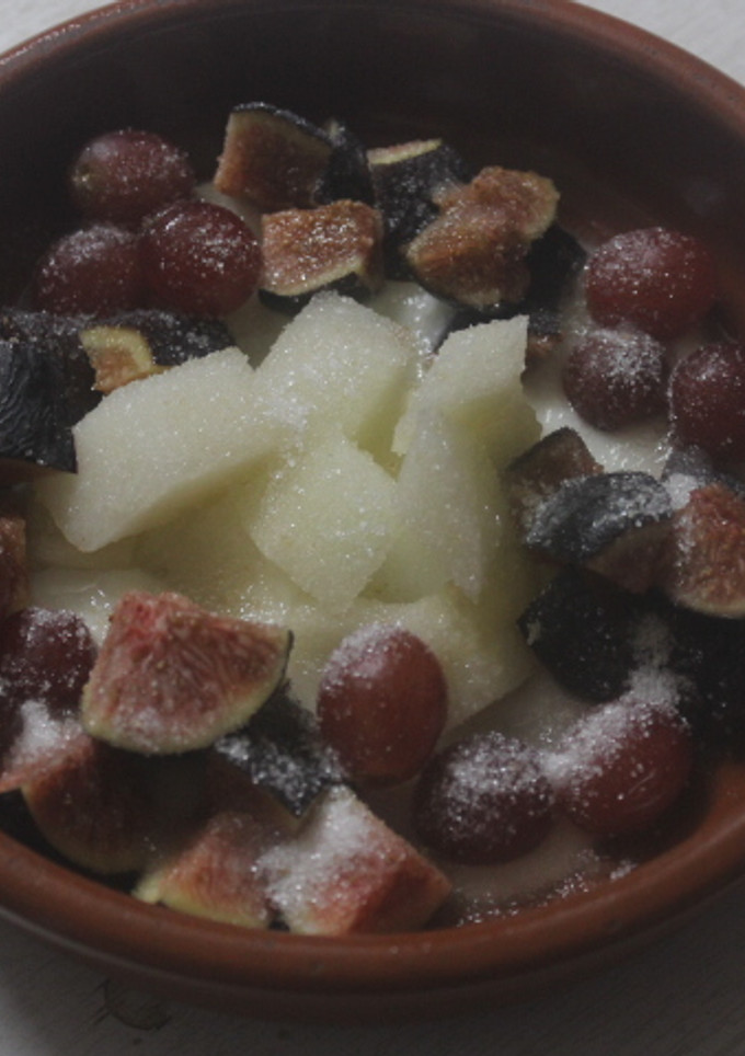 Una foto de Postre de melón, uvas y brevas