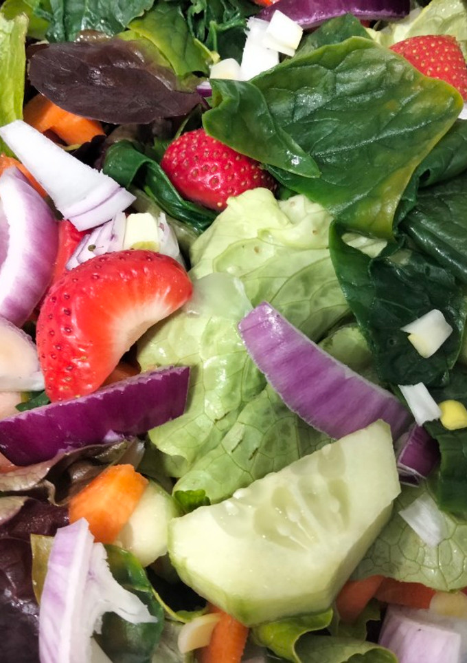 Una foto de Ensalada de espinacas y fresas 🍓🥬