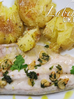 Una foto de Lubina al horno con patatas especiadas