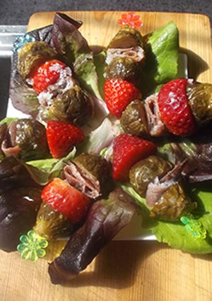 Una foto de Banderillas de coles con fresas
