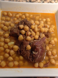Una foto de Carne con garbanzos