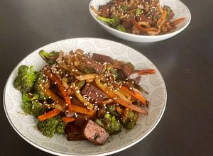 Une photo de Tofu mariné et nouilles udon