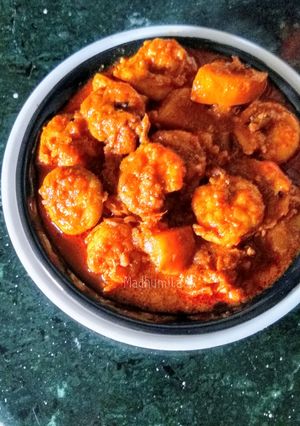 A picture of Shrimps in red gravy.