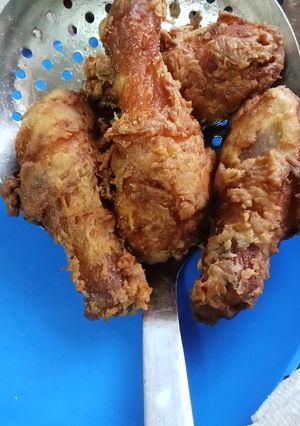 A picture of Broiler fried chicken.
