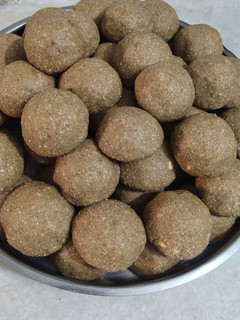 મેથી ગુંદર ના લાડુ (Methi Gundar Ladoo Recipe In Gujarati) રેસીપી મુખ્ય ફોટો