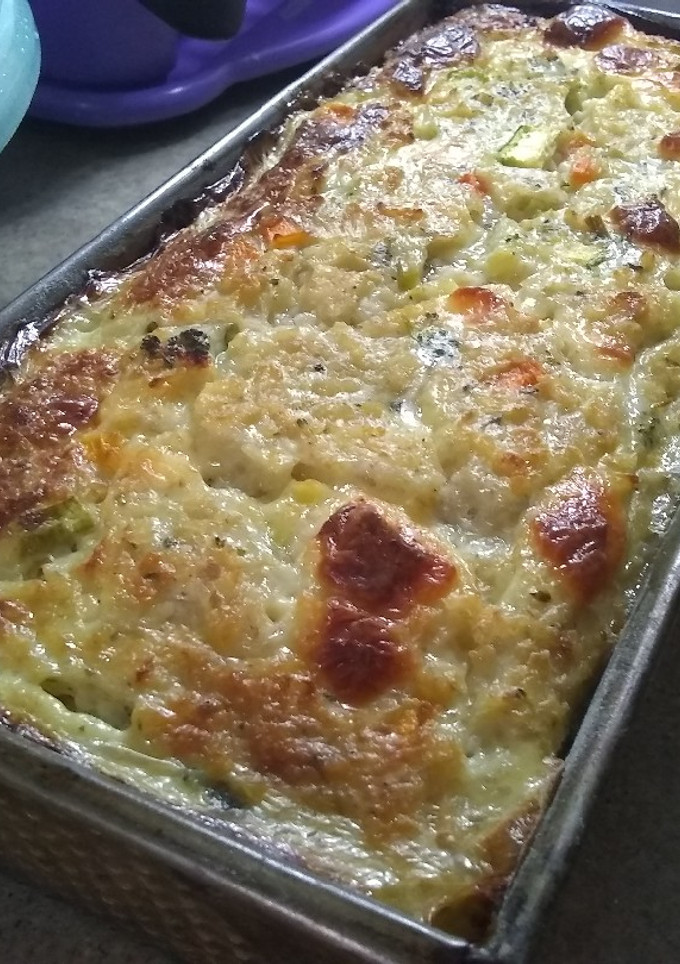 Una foto de Budín de coliflor, vegetales y trigo burgol 🍅🫑🥦