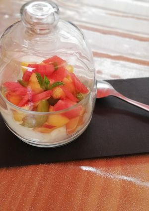 Une photo de Pavlova de fruits d'été en verrine
