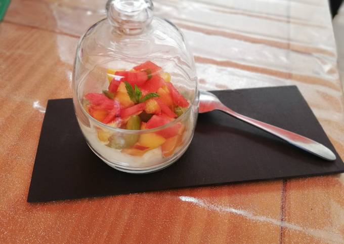 Pavlova de fruits d'été en verrine