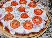 Una foto de pizza integral con levadura fresca