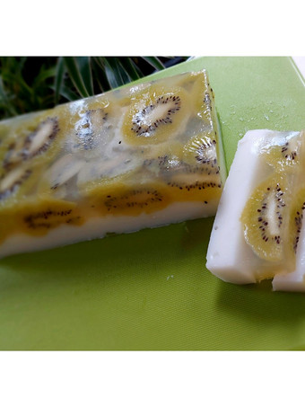 Bagaimana Membuat Puding Kiwi Lapis Susu Untuk Pemula