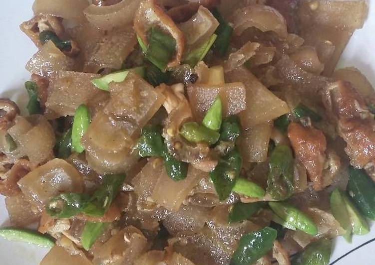 How to Prepare Tasty Oseng pedas Kikil cabe hijau petai